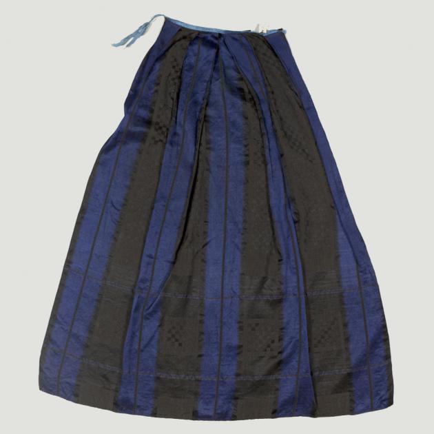 sidenförkläde med ränder i blått och svart