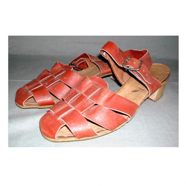 bruna sandaler i läder