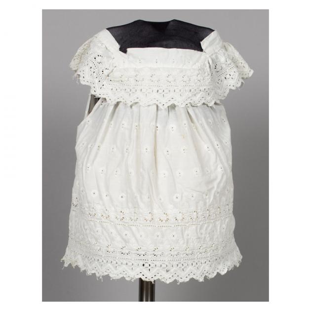 vit klänning i brodyr, framsida