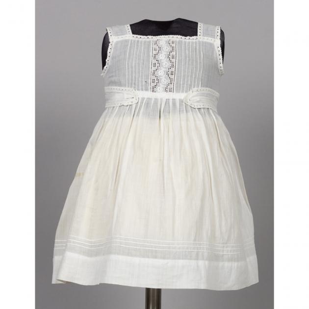 vit barnklänning, framsida