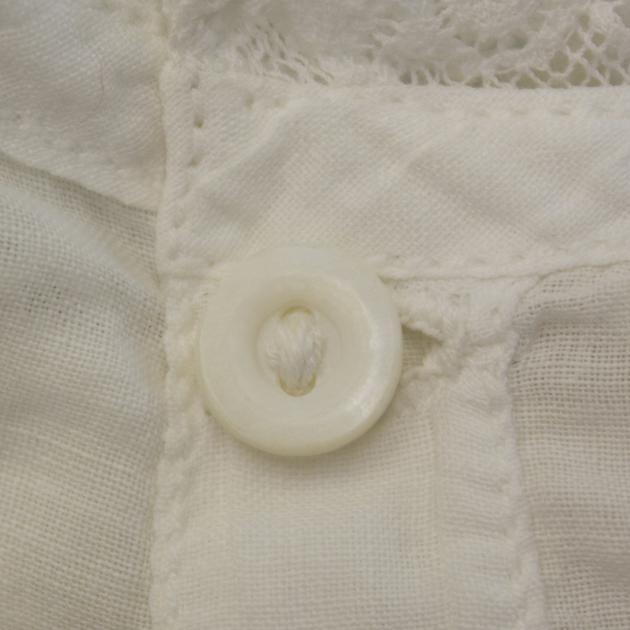 detaljbild på en vit knapp