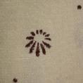 detaljbild på beige tyg med tyckt mönster i brunt