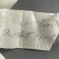 handskriven text på band med namn och årtal