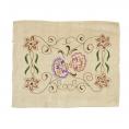 beige kudde broderad med stiliserade blommor