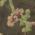 detaljbild på tryckta tyget med ljusröda blommor och gröna blad