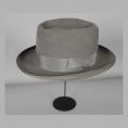 grå hatt
