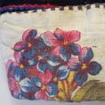 detaljbild på manschetten med tryckta blommor i blått och rött