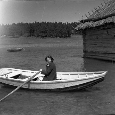 Den åländska författaren Sally Salminen i en roddbåt