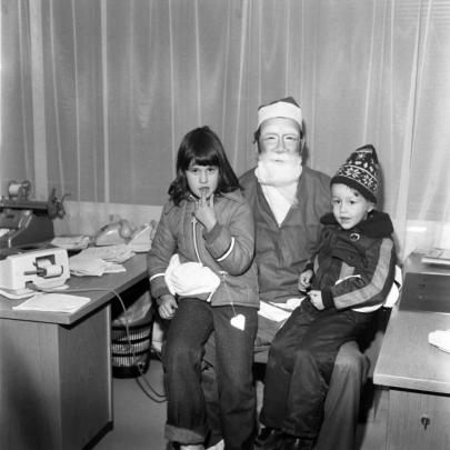 Tomte med barn Okänd tomtemaskerad man med barn.