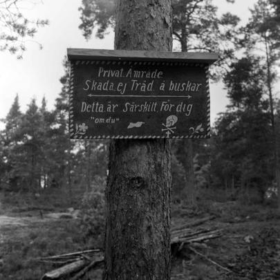 Varningsskylt i skogen