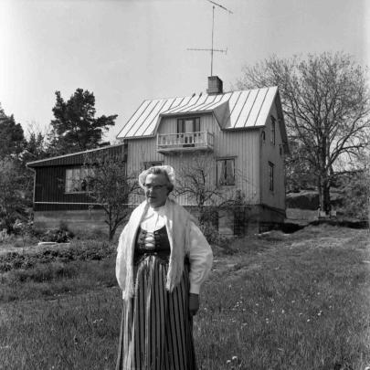 Författaren Anni Blomqvist utanför sitt hus