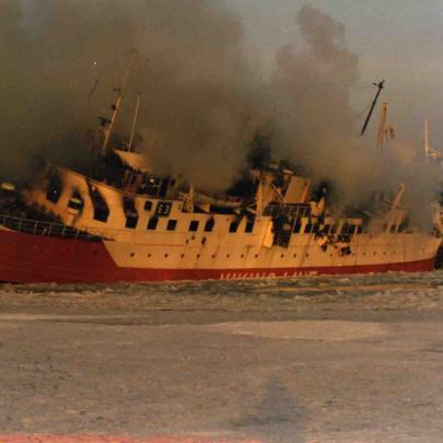 Viking II brinner vid Algots varv i Mariehamn