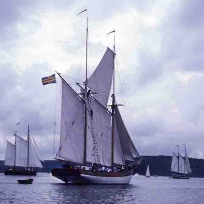 Galeasen Albanus seglar iväg utanför Mariehamn