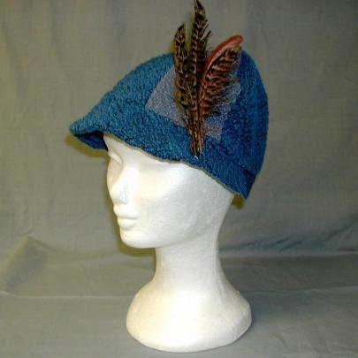 blå hatt med bruna, långa fjädrar