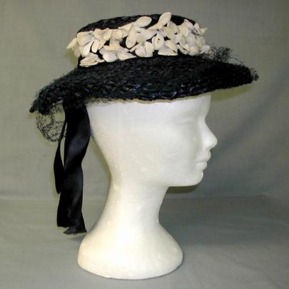 mörkblå hatt med vita tygblommor