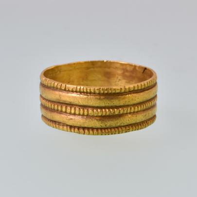 Fingerring av guld Fingerring av guld