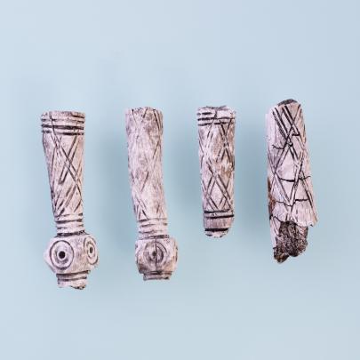 fyra fragment av nålar i ben eller horn