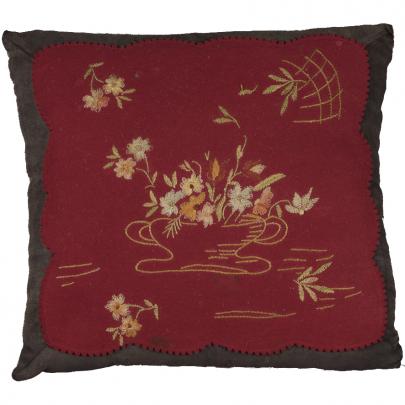 kudde röd kudde med brun kant och med broderade blommor