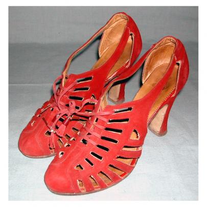 röda skor med höga klackar