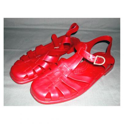 röda sandaler i plast
