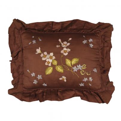 brun kudde med broderade blommor