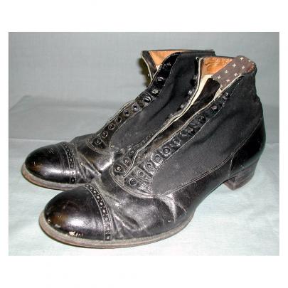 skor i svart läder och tyg