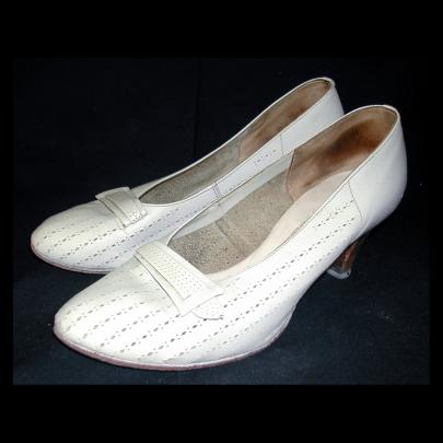 skor i vitt läder