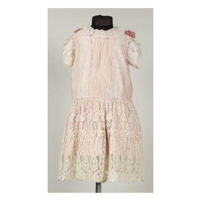 klänning av vitt broderat tylltyg med underklänning i rosa, framsida