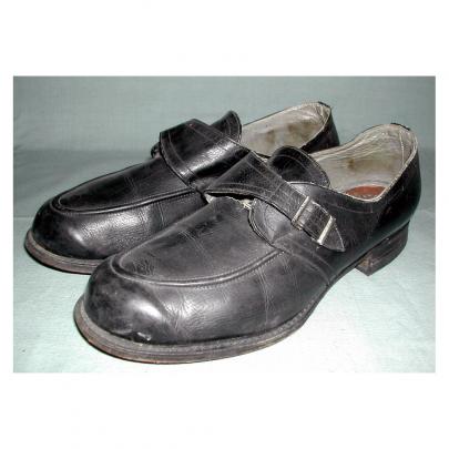 svarta skor med metallspänne
