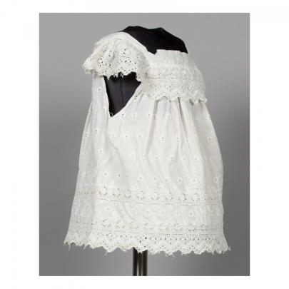 vit klänning i brodyr, snett från sidan