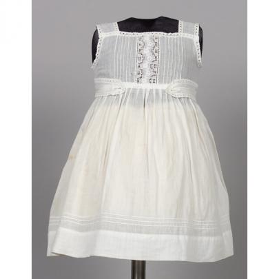 vit barnklänning, framsida