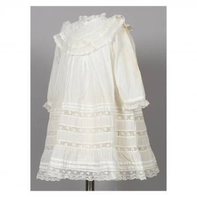 vit klänning med spets snett från sidan