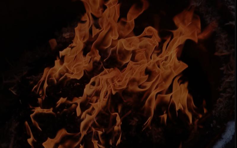 eldflamma vid tjärbränning